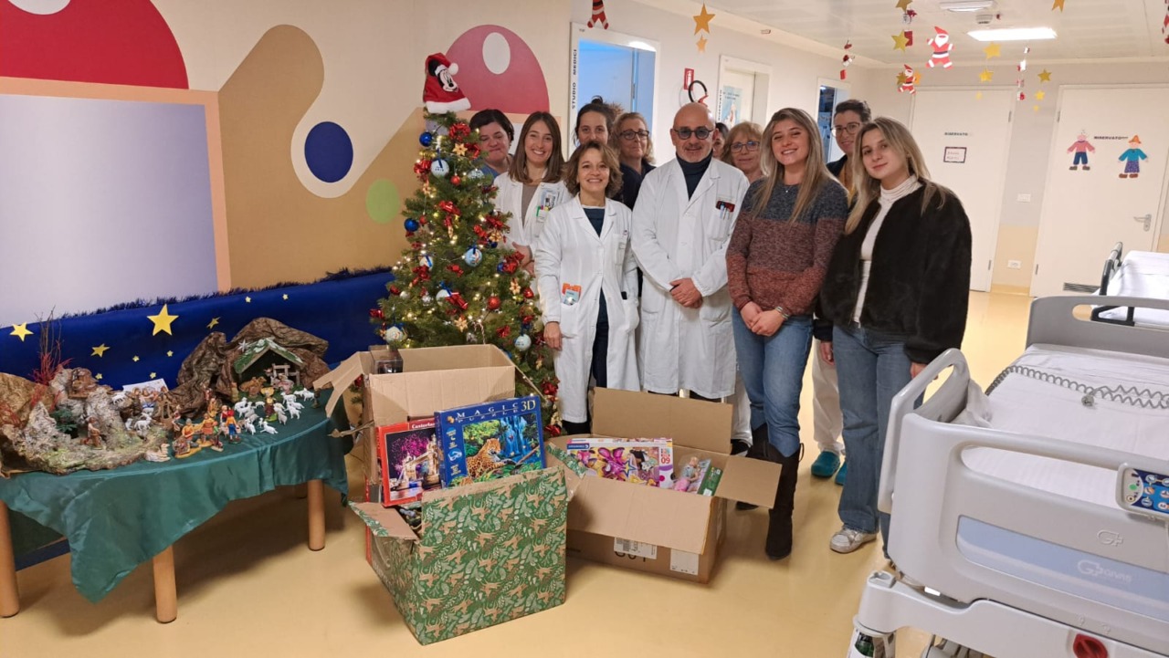 Babbo Natale arriva in anticipo in Pediatria grazie agli attivisti di Fratelli d’Italia