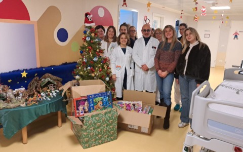 Babbo Natale arriva in anticipo in Pediatria grazie agli attivisti di Fratelli d’Italia