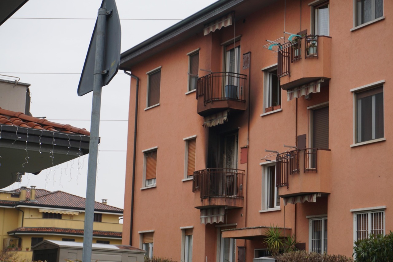 Tenta di incendiare il proprio appartamento, provvidenziale intervento dei Carabinieri