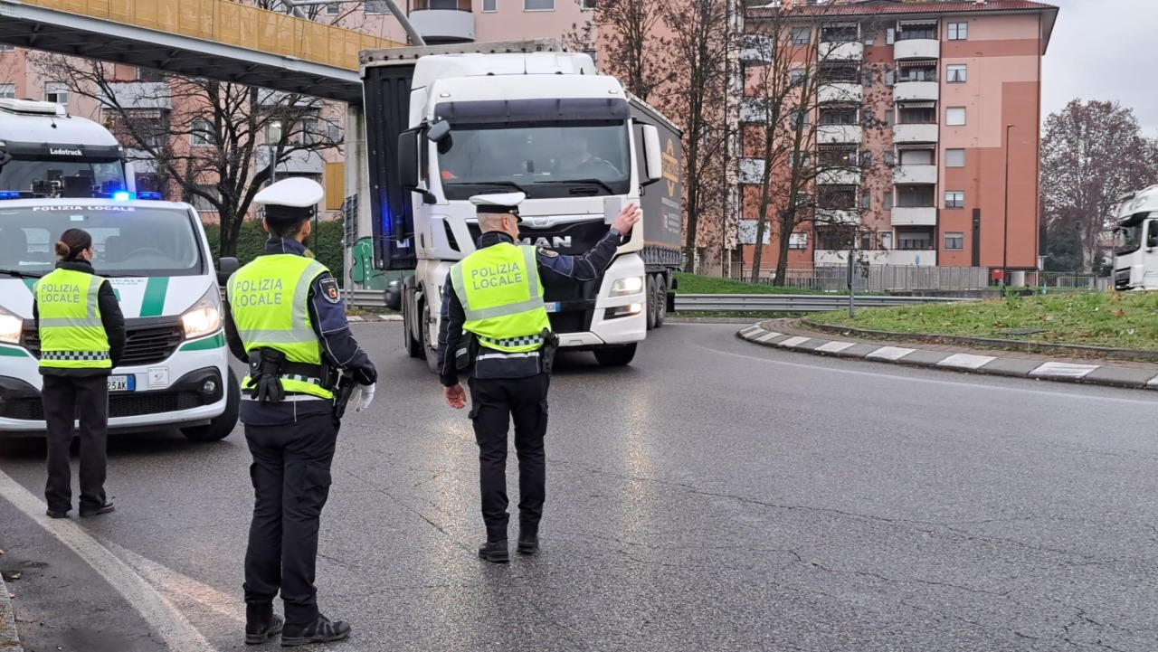 Stop ai camion in zona industriale: in strada la Polizia Locale per avvisare gli autisti