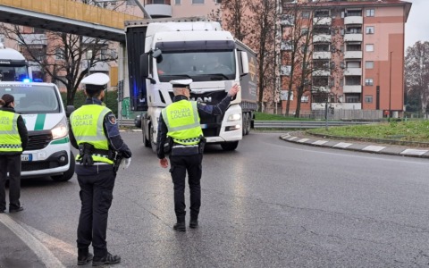 Stop ai camion in zona industriale: in strada la Polizia Locale per avvisare gli autisti