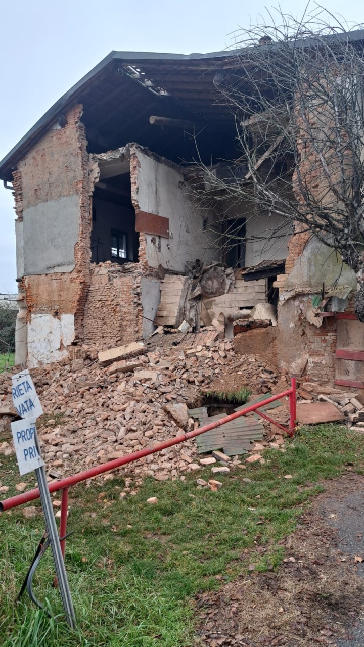 Improvviso crollo di una cascina lungo l’alzaia del Naviglio