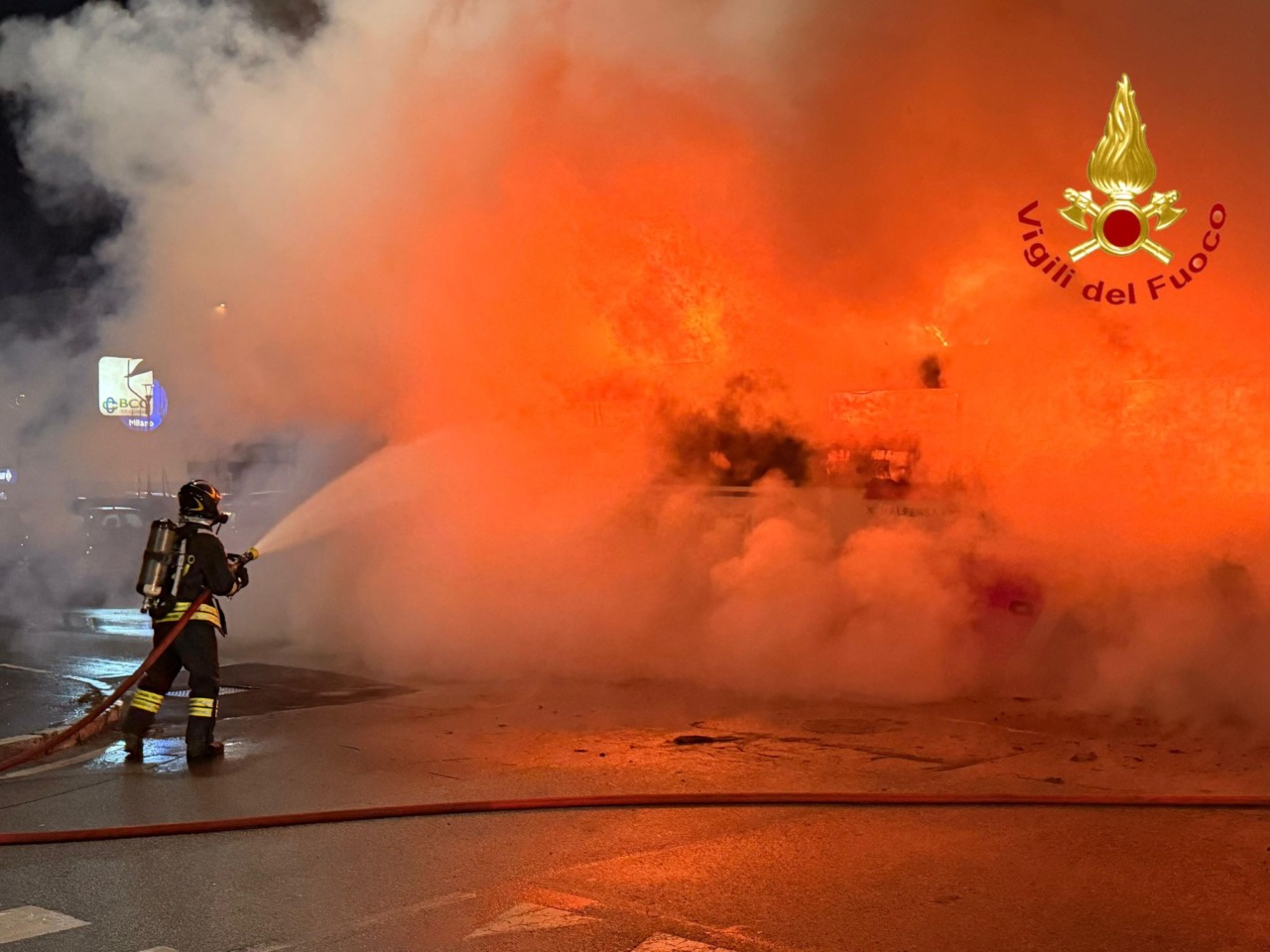 Incendio divora un bus aeroportuale a Sesto San Giovanni