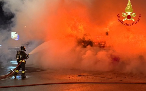 Incendio divora un bus aeroportuale a Sesto San Giovanni