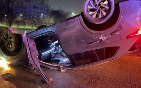 Auto abbatte un lampione e si ribalta, Vigili del fuoco sul posto