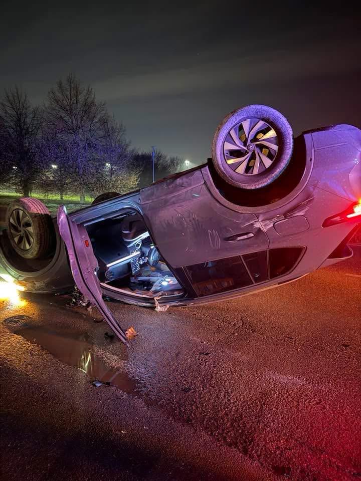 Auto abbatte un lampione e si ribalta, Vigili del fuoco sul posto