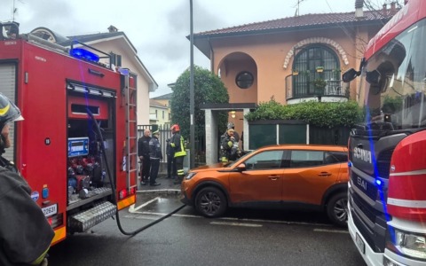 Vigilia di Natale con i pompieri a Cernusco sul Naviglio: incendio in appartamento in via Adua