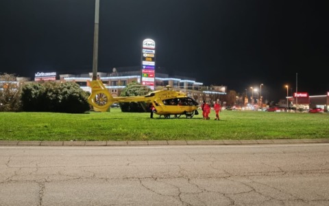 Incidente alla rotatoria della Corte lombarda, coinvolto un bambino