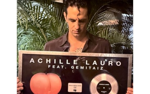 Disco di platino di Achille Lauro e maglie di Leão e Lautaro all’asta “per far grande” Kayros