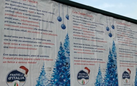 Fratelli d’Italia e la “letterona” affissa sui cartelloni: “Caro Babbo Natale, dacci un’altra Amministrazione”