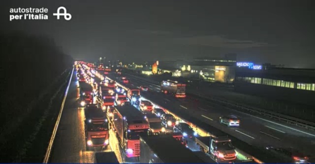 Auto si ribalta in autostrada: grave un 29enne in ospedale in codice rosso