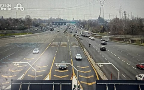 Chiusure in A4 per lo smontaggio del cavalcavia danneggiato da un camion