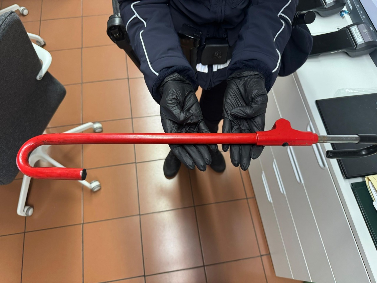 Bancario colpisce un altro automobilista alla testa con il “bloccasterzo”: denunciato