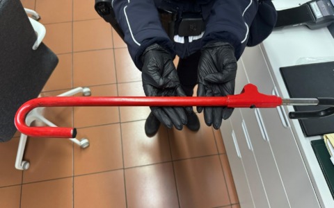 Bancario colpisce un altro automobilista alla testa con il “bloccasterzo”: denunciato