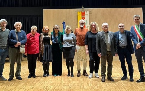 Nove benemeriti e venti studenti premiati dal Municipio per il loro impegno