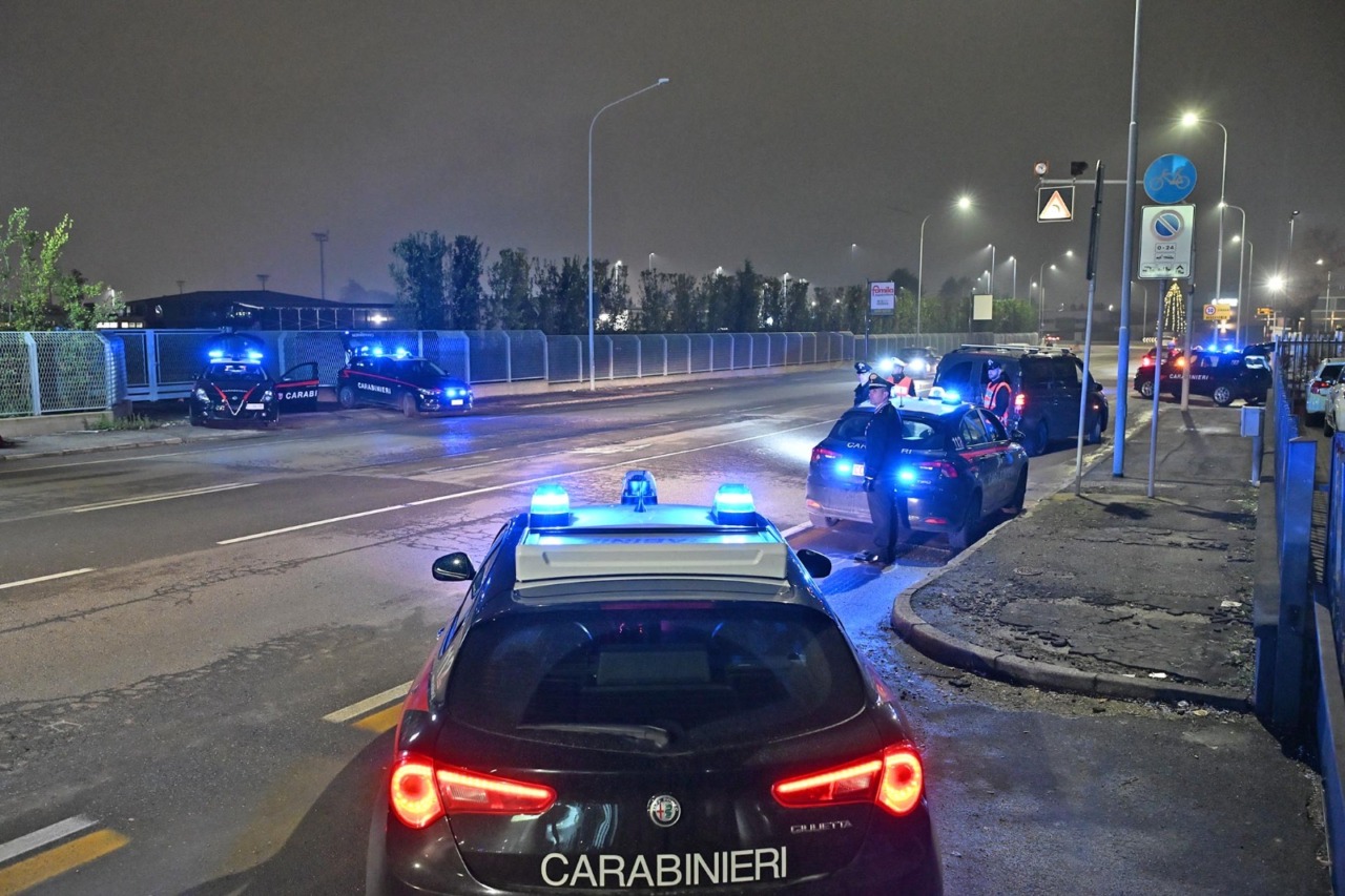 Pugni, calci e minacce per rubare un monopattino elettrico, nei guai due diciannovenni