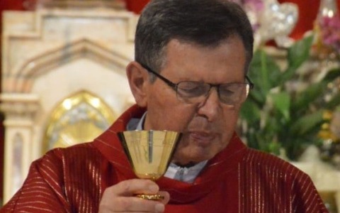 Cambiago dice addio al suo amato sacerdote: si è spento don Gianni Casiraghi