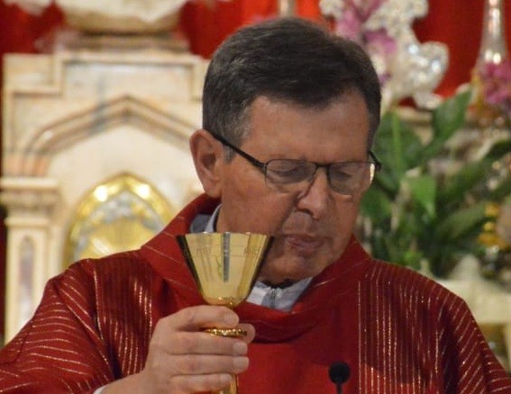 Cambiago dice addio al suo amato sacerdote: si è spento don Gianni Casiraghi