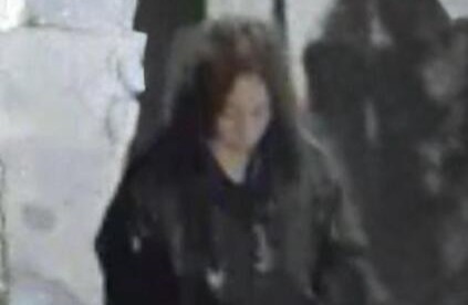 Ragazza trovata morta nel cortile di un palazzo, gli inquirenti diffondono le immagini per identificarla