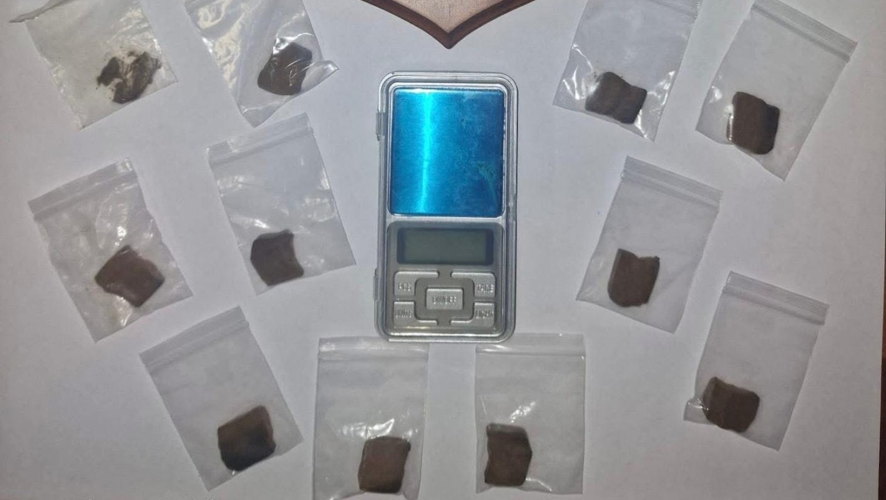 Spacciatore “Pollicino” nasconde la droga nel parchetto