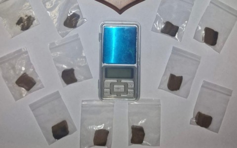 Spacciatore “Pollicino” nasconde la droga nel parchetto