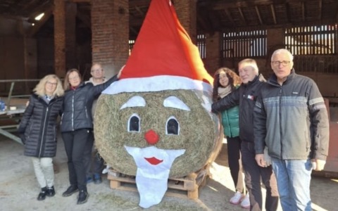 Babbo Natale di fieno sulla Provinciale 161: la storia di “Babbo balla” che fa sorridere non solo Vignate