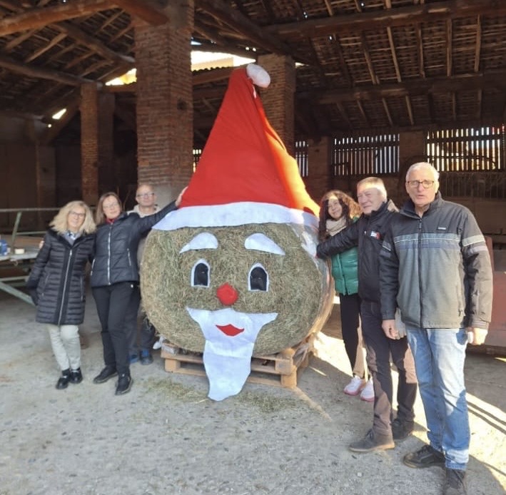 Babbo Natale di fieno sulla Provinciale 161: la storia di “Babbo balla” che fa sorridere non solo Vignate