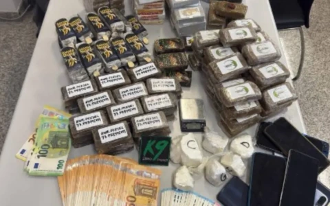 In paese un magazzino della droga: sequestrati in un appartamento venti chilogrammi di hashish e mezzo chilogrammo di cocaina