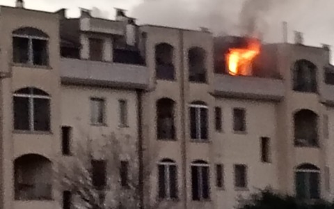 Fiamme da un appartamento, paura per un vasto incendio