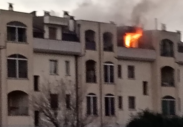 Fiamme da un appartamento, paura per un vasto incendio