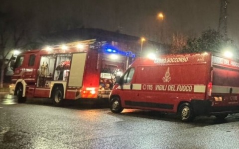 Giaccone appoggiato per sbaglio su una candela accesa. E scoppia l’incendio in casa