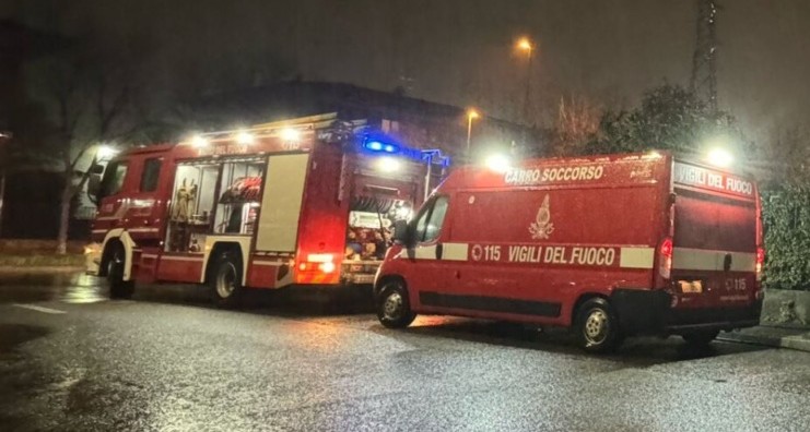 Giaccone appoggiato per sbaglio su una candela accesa. E scoppia l’incendio in casa