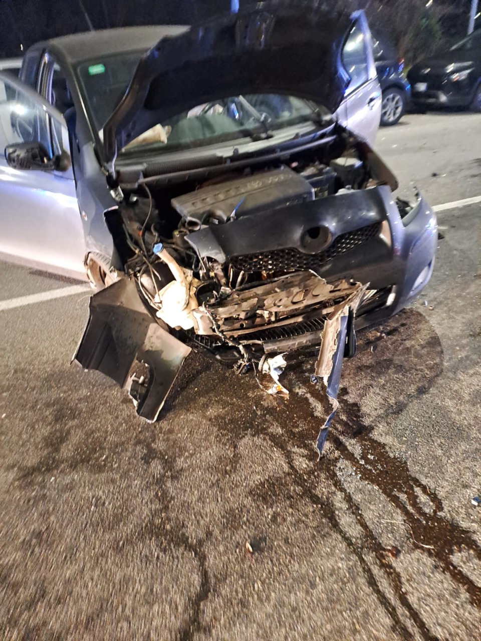 Perde il controllo dell’auto e va a sbattere contro le macchine in sosta