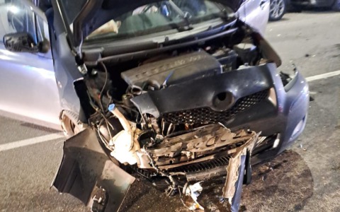 Perde il controllo dell’auto e va a sbattere contro le macchine in sosta