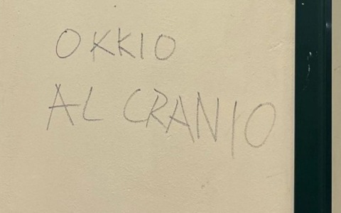 Minacce all’assessore sul muro dell’ospedale: “Okkio al cranio”