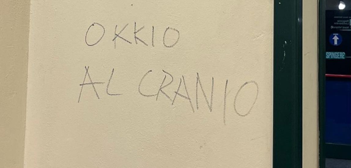 Minacce all’assessore sul muro dell’ospedale: “Okkio al cranio”