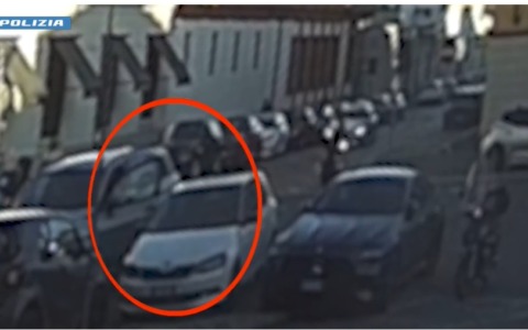 Rapina gli orecchini di diamante a una donna parcheggiata per accompagnare la figlia a pilates