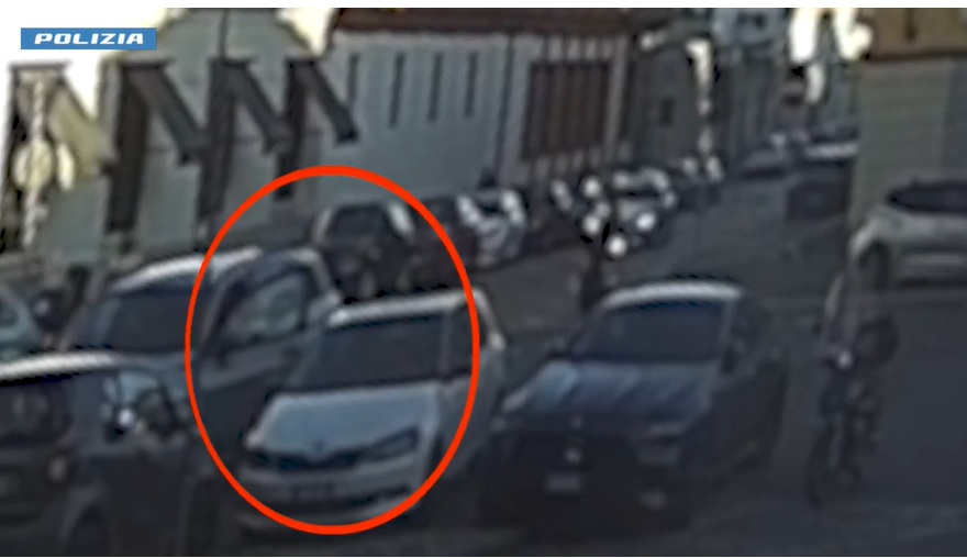 Rapina gli orecchini di diamante a una donna parcheggiata per accompagnare la figlia a pilates