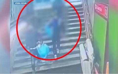 Rapina un giovane in metropolitana aggredendolo a calci e pugni: arrestato un 15enne