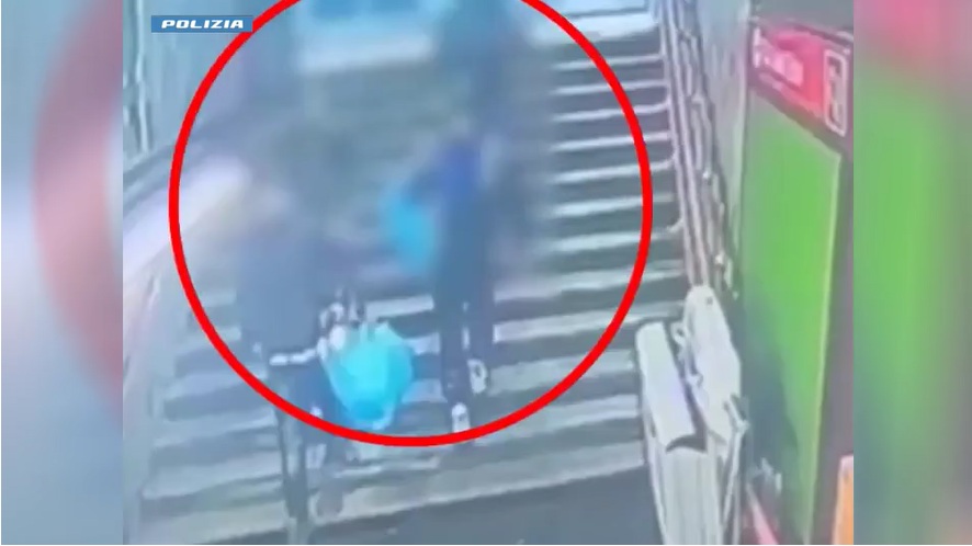 Rapina un giovane in metropolitana aggredendolo a calci e pugni: arrestato un 15enne