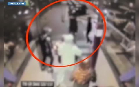 Prima lo colpiscono con calci e pugni, poi spruzzano lo spray urticante per rubargli la collanina