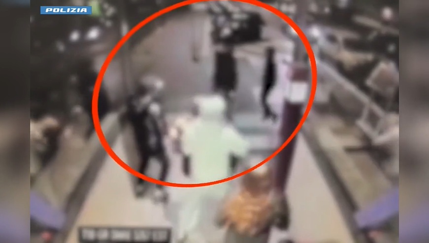 Prima lo colpiscono con calci e pugni, poi spruzzano lo spray urticante per rubargli la collanina