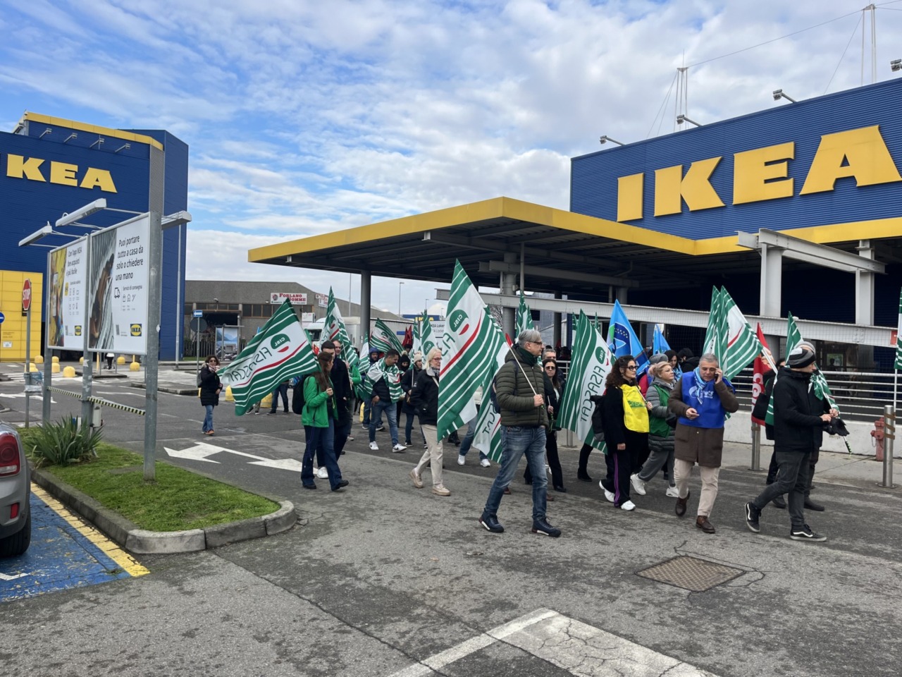 Sciopero Ikea, lavoratori da tutta Italia: “Il nostro contratto integrativo è scaduto nel 2019”