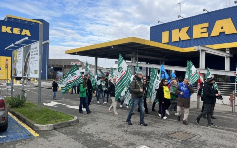 Sciopero Ikea, lavoratori da tutta Italia: “Il nostro contratto integrativo è scaduto nel 2019”