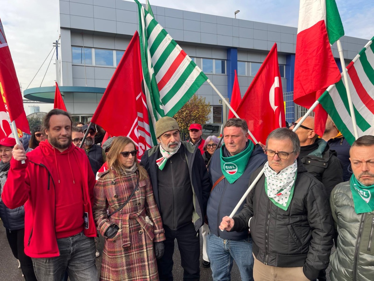 Primo sciopero di sempre in Qvc dopo il licenziamento delle presentatrici: “E’ ora di dire basta”