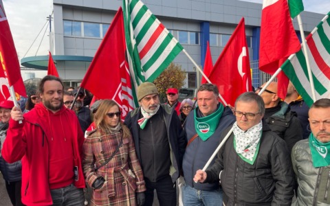 Primo sciopero di sempre in Qvc dopo il licenziamento delle presentatrici: “E’ ora di dire basta”