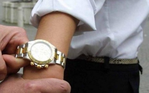 Scippano un orologio di lusso a un 72enne: individuati dalla Polizia