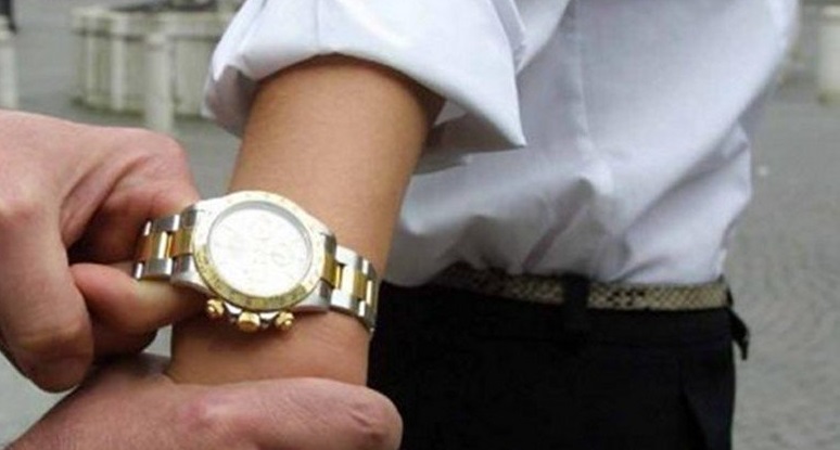 Scippano un orologio di lusso a un 72enne: individuati dalla Polizia