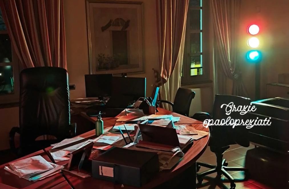 L’ultimo semaforo della città diventa una lampada per l’ufficio del sindaco