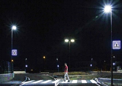 Più sicurezza (e luce) sulle strisce pedonali: il Comune accelera l’iter dopo l’ultima tragedia